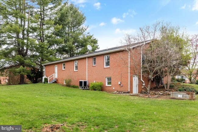 Building Photo - 260 Hill Crest Dr