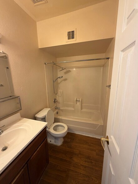 Building Photo - 2826 E Marconi Ave