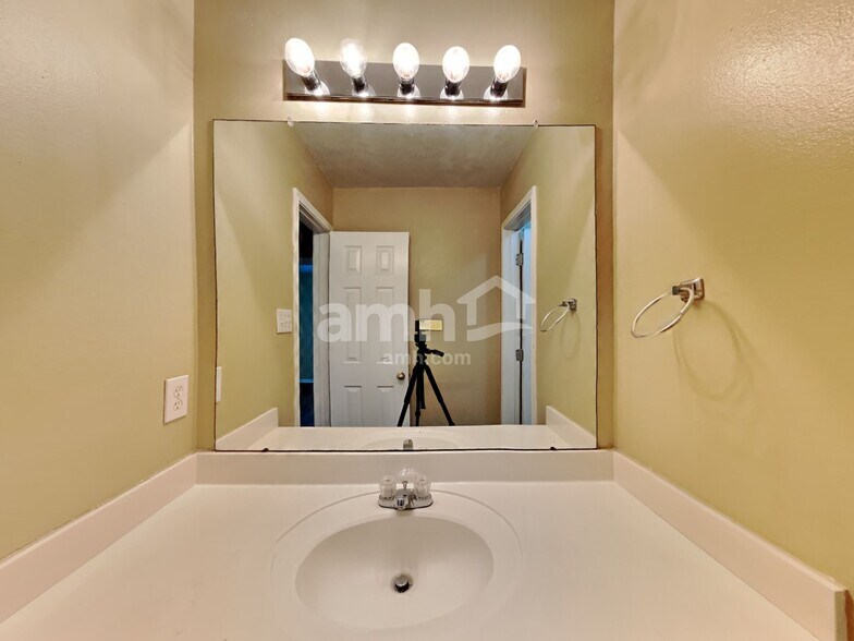 Building Photo - 9419 Stoneridge Canyon Ln