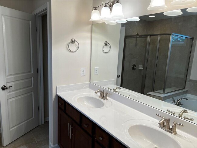 Building Photo - 701 Woodbridge Dr