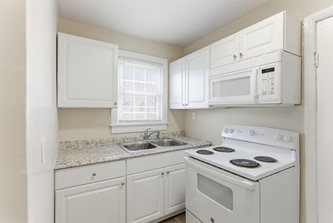 Building Photo - 109 N Cruze St