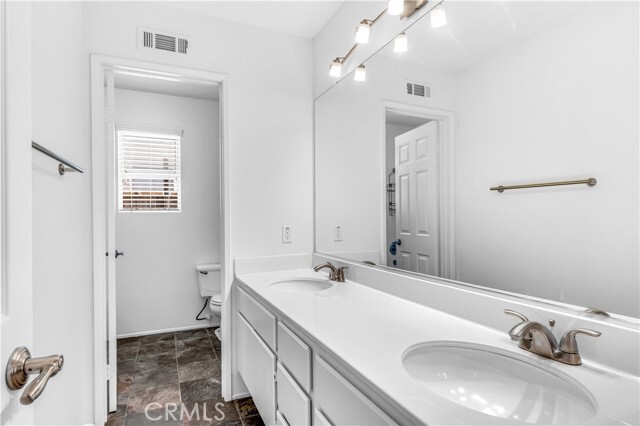 Building Photo - 6 Tavella Pl