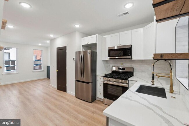 Building Photo - 1544 S Bambrey St