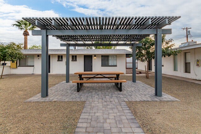 Building Photo - 1 Bed | 1 Bath -  Central Tempe Courtyard Style Unit