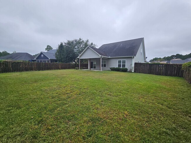 Building Photo - Spacious 4 Bedroom Home in Hampstead