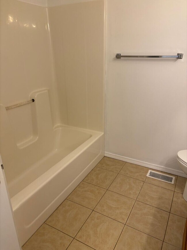 Building Photo - Country Club Duplex