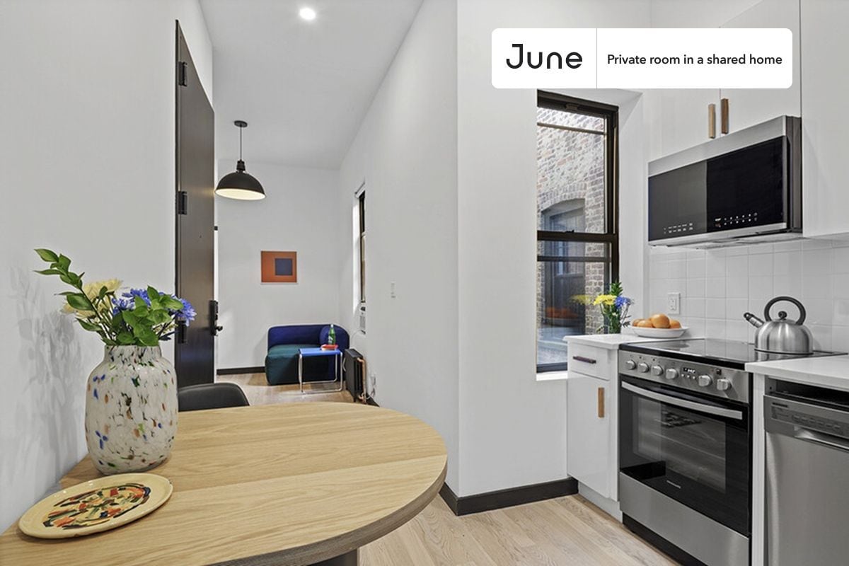 Building Photo - Private bedroom in 3 bed/3 bath Home