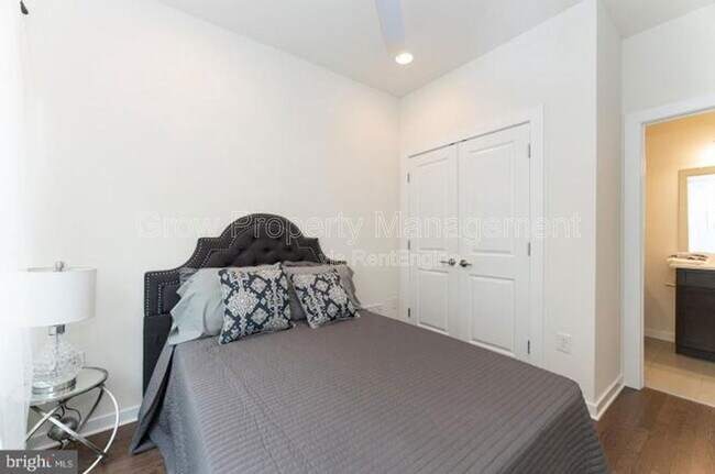 Building Photo - 2142 Kensington Walk