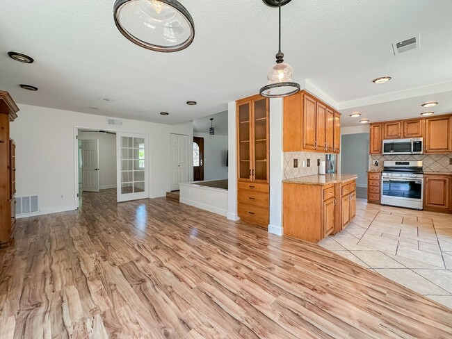 Building Photo - Stylish 4 Bedroom, 2 Bath Single-Story wit...