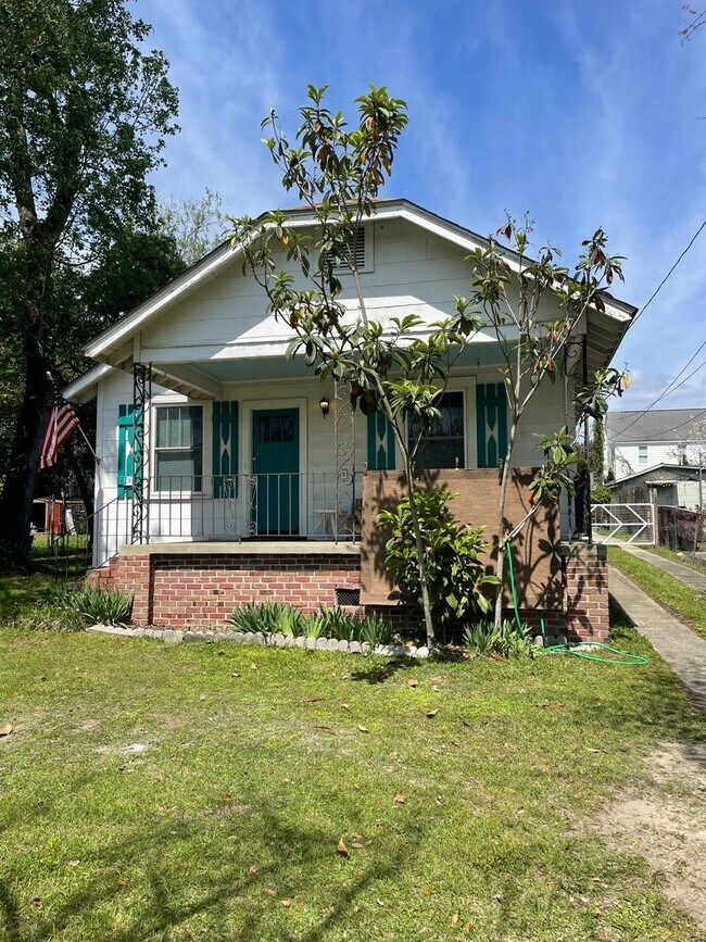Building Photo - Charming Park Circle Ranch