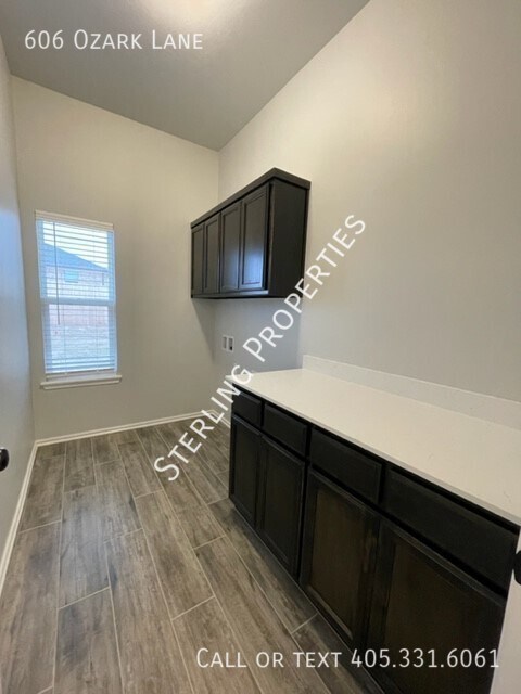 Building Photo - 606 Ozark Ln