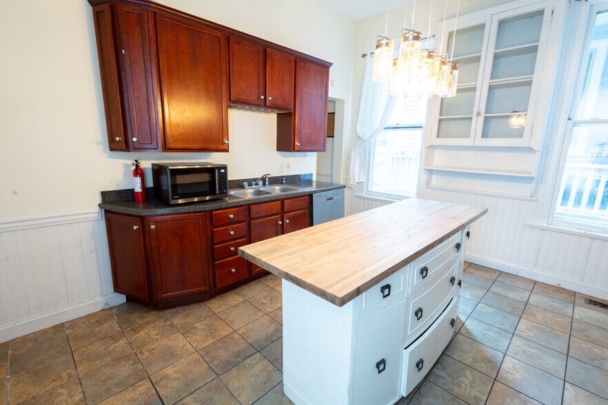 Building Photo - 442 Court St