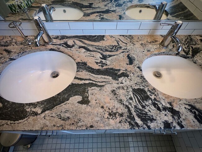 Building Photo - 5444 Claybourne St