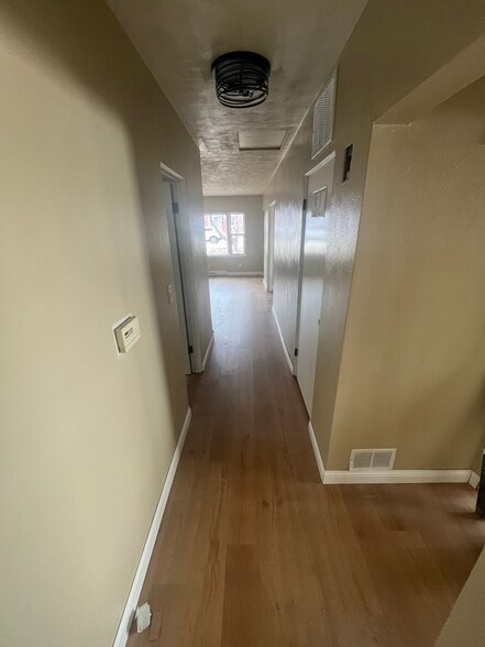 Building Photo - 431 27th St