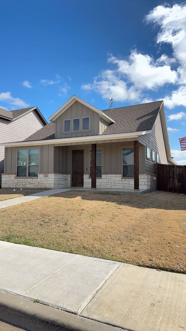 Building Photo - 3/2/2 GODLEY ISD - CUSTOM Upgrades Pets Welcome Commuter Friendly