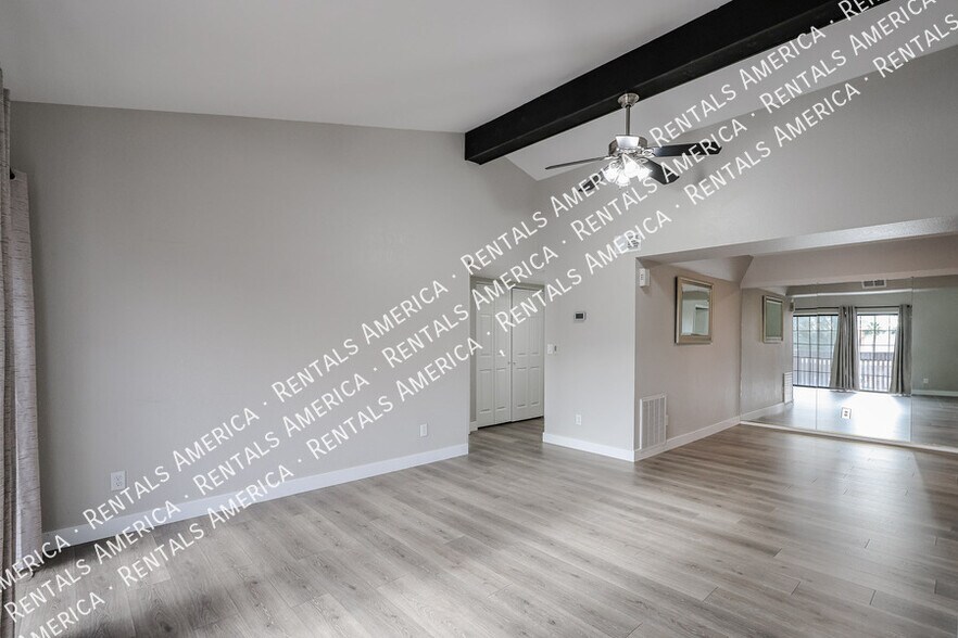 Building Photo - 700 E Mesquite Cir