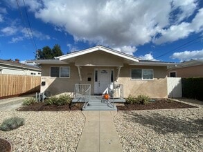 Building Photo - Cozy 3BD/1BA w/ Large Kitchen!
