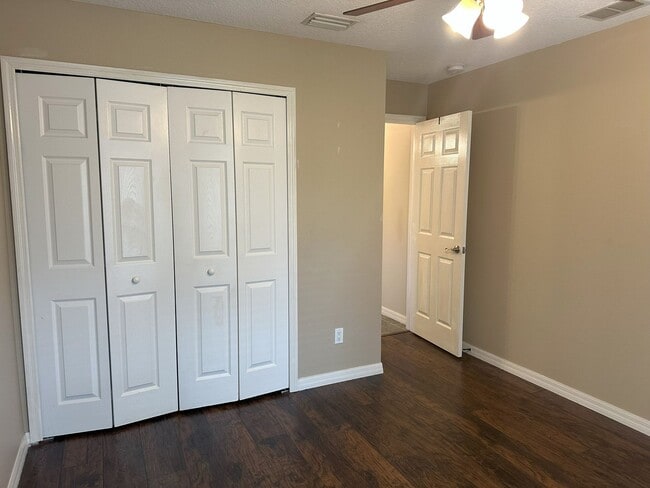 Building Photo - Palm Harbor Pool Home!