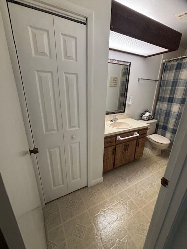 Building Photo - Quaint yet spacious 2/1 duplex avaliable f...