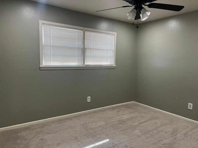 Building Photo - 3 bed 2 bath Move In Ready!