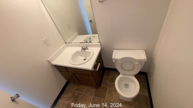 Building Photo - 2 Bed/1.5 Bath Updated Condo Near SMART/Hwy 101/Raleys Shopping Plaza/Washer-Dryer in Unit