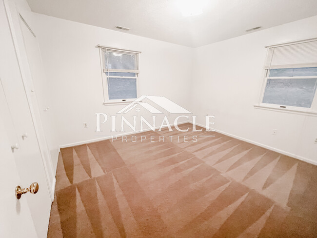 Bedroom - 1949 Sunnymeade Rd