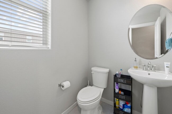 Building Photo - Modern 4BD/3BA Home with Covered Balcony &...