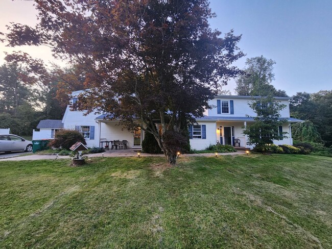 Building Photo - Spacious 2-story home