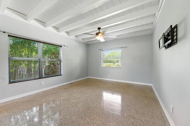 Building Photo - 632 N Lakeside Dr