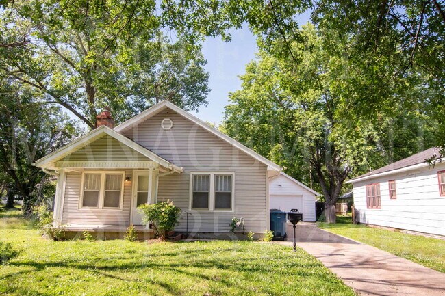 Building Photo - 2 Bedroom 1 Bath