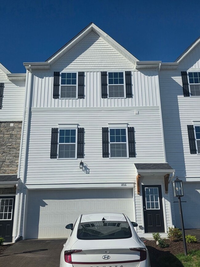 Building Photo - 1806 Canterbury Dr