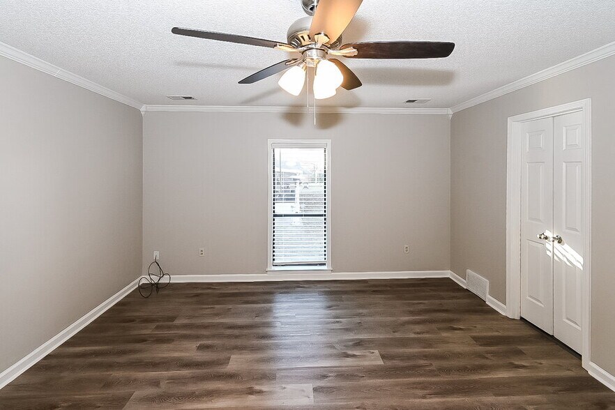 Building Photo - 8708 Rhonda Cir N