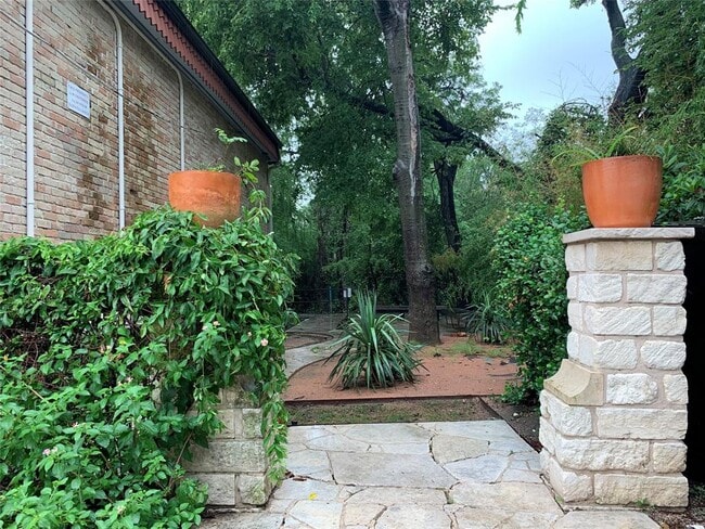 Building Photo - 407 E 45th St