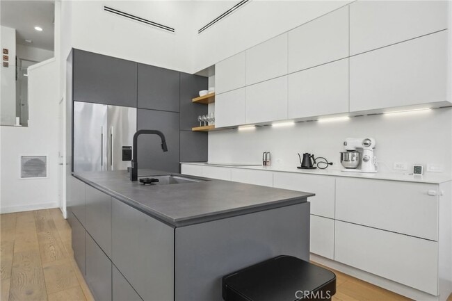 Building Photo - 15 Waterway