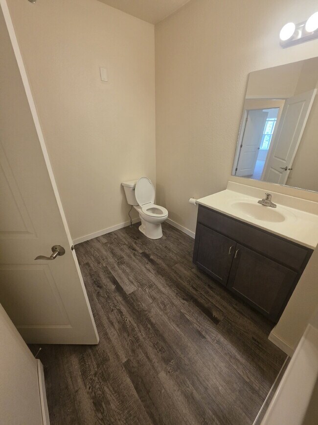 Building Photo - 2 Bedroom | 1 Bathroom 2nd Floor Apartment Available RIGHT NOW!