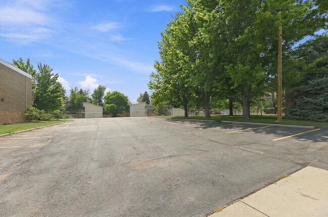 Building Photo - 1612 Cottonwood Dr