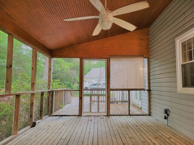 Building Photo - Huge 5 bedroom upgraded Colonial with larg...