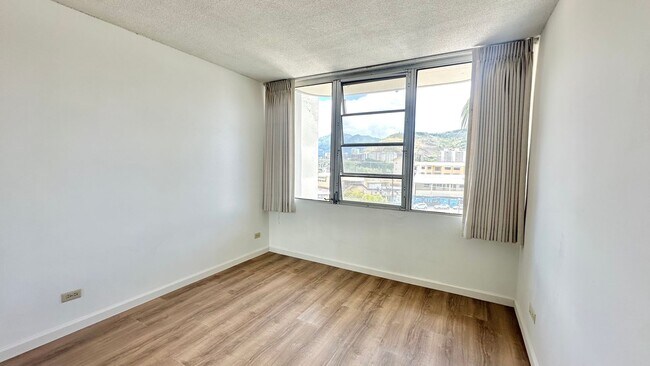 Building Photo - SPACIOUS 2 BED/2 BATH/1 PRKG, Washer/Dryer...