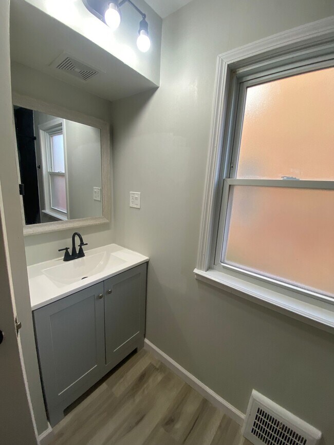 Building Photo - 4207 Wood Ave