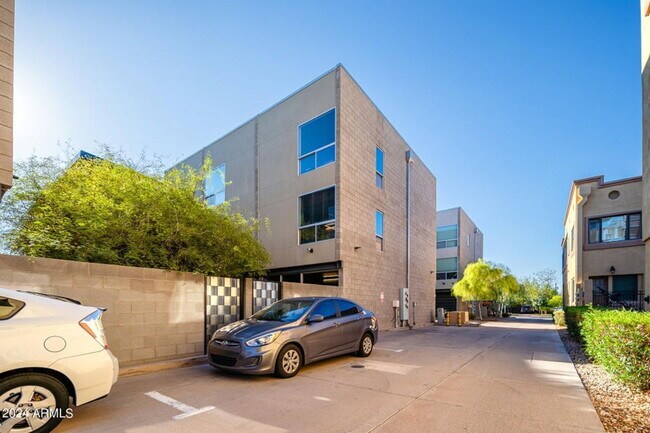 Building Photo - 537 E Willetta St