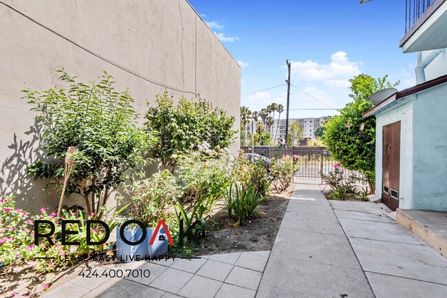 Building Photo - Sun-Drenched One Bedroom with Beautiful Ha...