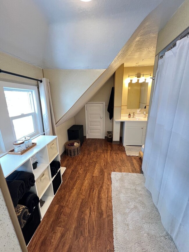 Building Photo - AVAILABLE AUGUST 1 - Spacious 3+ Bedroom Home