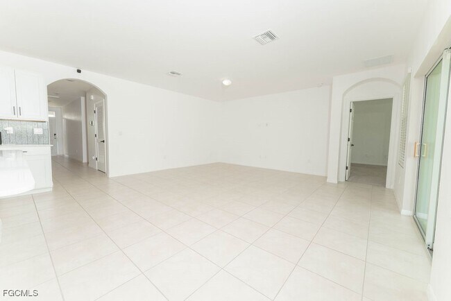 Building Photo - 526 SE 20th Ct