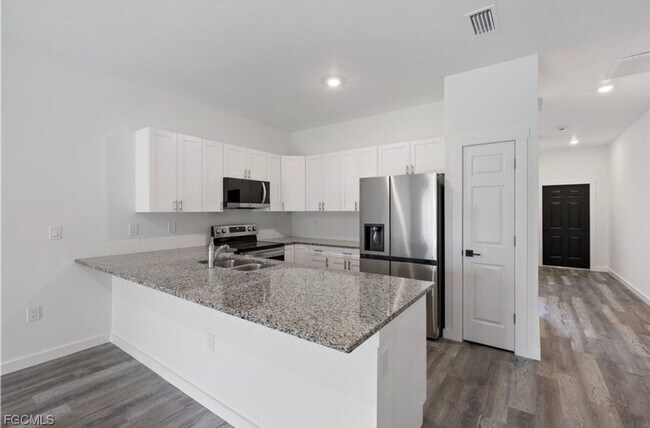 Building Photo - Charming 3BR Duplex in Lehigh Acres