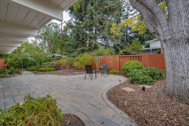 Building Photo - Updated 4 bed 2 bath Atrium Eichler in Pal...