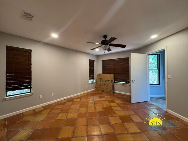 Building Photo - Charming 3 Bedroom Home in Niceville!