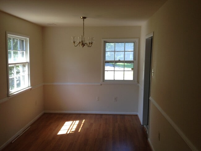 Building Photo - 4 Bedroom Townhouse - Chesterfield