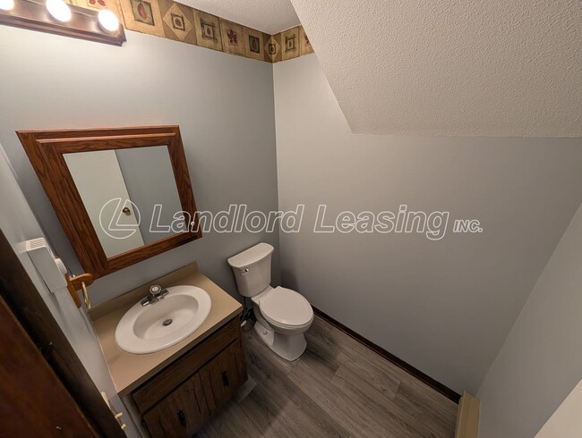 Building Photo - Spacious Elyria Split-Level Near LCCC with Fireplace & Fenced Yard