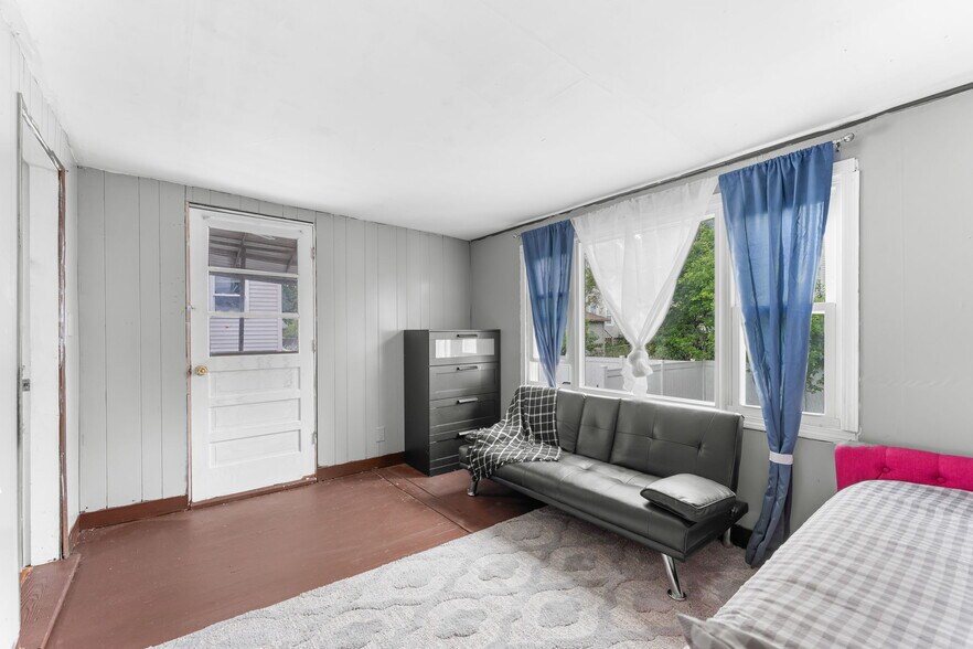 Building Photo - 44 Woodlawn Ave