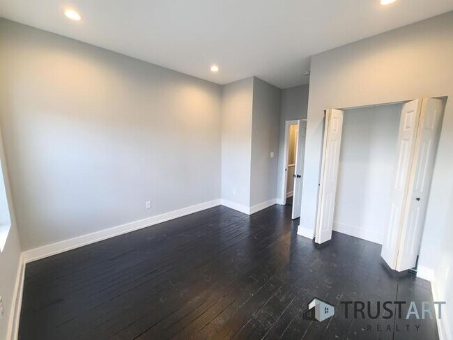 Building Photo - 2 Bedroom house with basement/backyard.